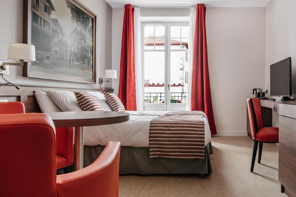 Hotel-Cafe Du Trinquet Cambo-les-Bains Kültér fotó